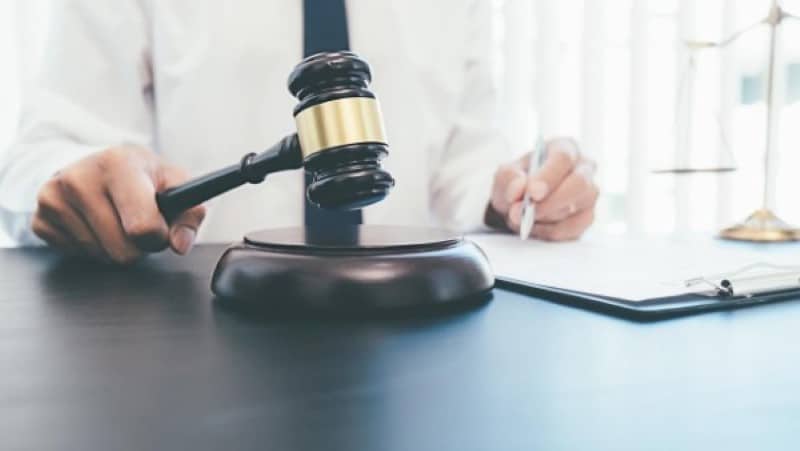 עורך דין צווארון לבן